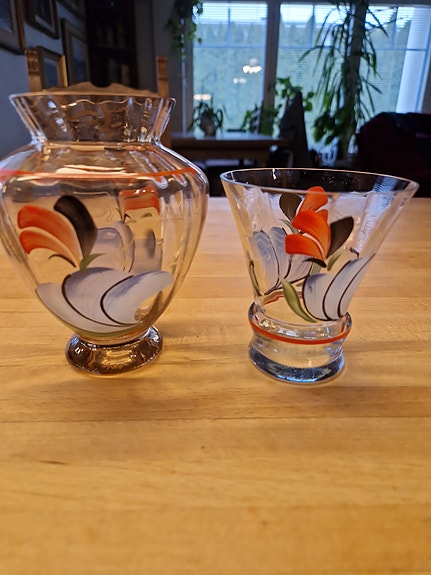 2 vanhaa käsinmaalattua lasimaljakkoa