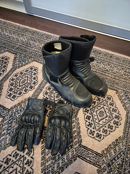 Moottoripyöräsaappaat ja -hanskat musta nahka