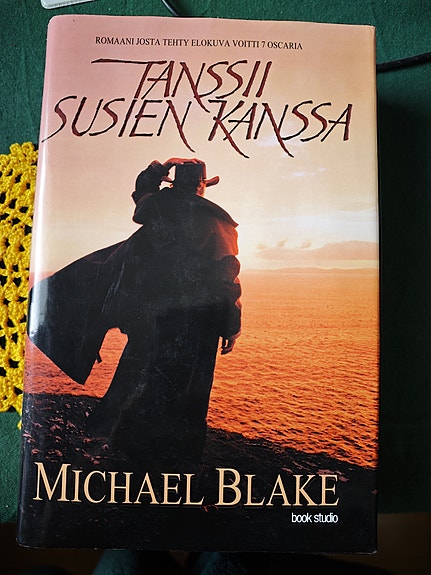 Michael Blake Tanssii susien kanssa sidottu kovakantinen kirja