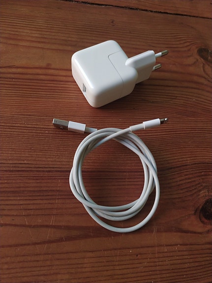 Alkuperäinen Apple 12W USB virtalähde + Lightning-kaapeli