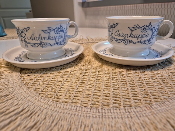 Arabia äidin ja isän kuppi, teekuppi. Design Raija Uosikkinen. Sininen keittiö.