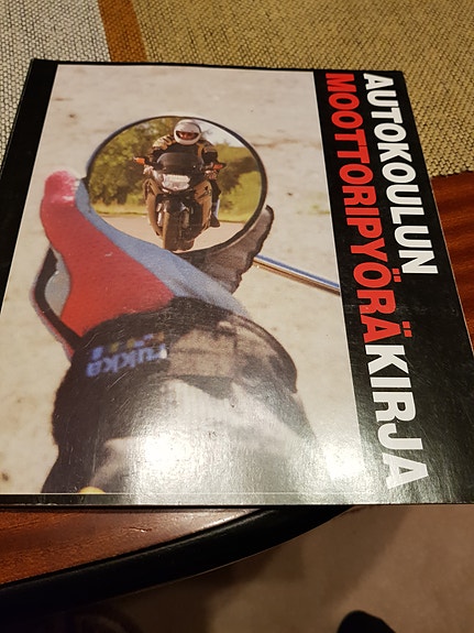 Autokoulun moottoripyöräkirja.