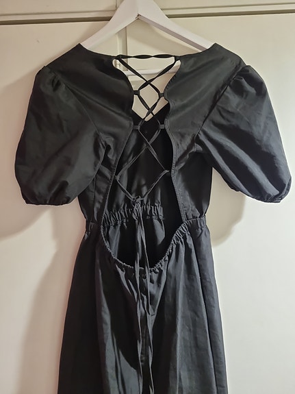 Musta avoselkäinen mekko, 36
