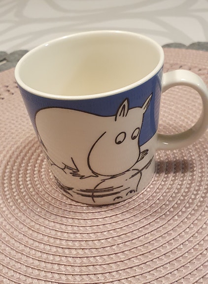 Muumimuki Muumipeikko jäällä