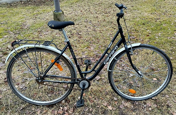 retro miesten pyörä ja musta naisten polkupyörä
