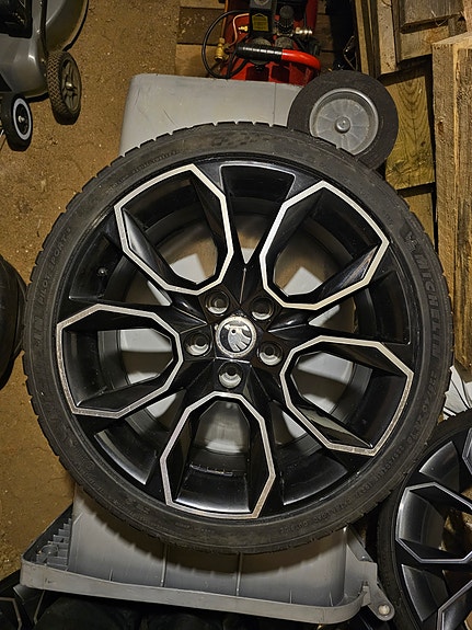 Skoda Octavia vanteet 8×18 1 Uusi vanne + Uudet Michelin Pilot Sport 5 225/40/18