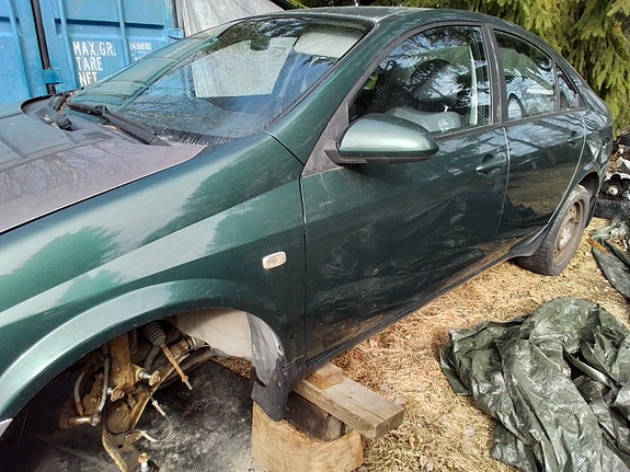 nissan p12 sedan sekä farmarin osat