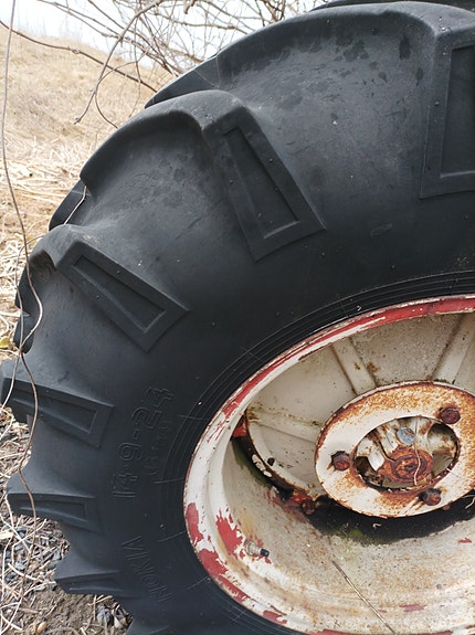 Nokian 14.9-24 renkaat vanteilla+ kahdet vanteet
