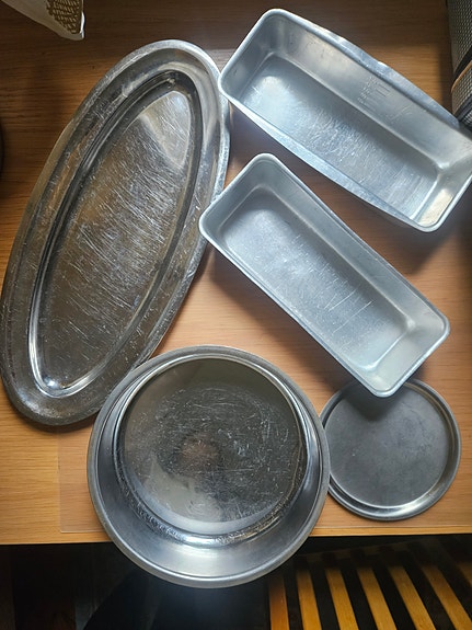 Metallinen tarjotin, vuoka, astia