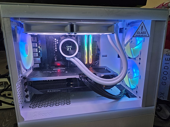 Tehokas gaming pc pelaamiseen 9700x, 9070xt, 32 ddr5