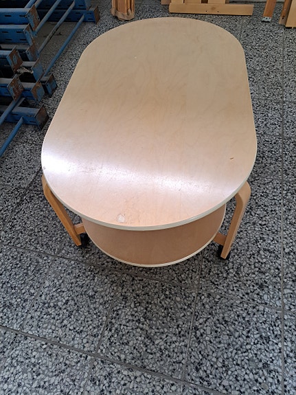 Soikea sohvapöytä