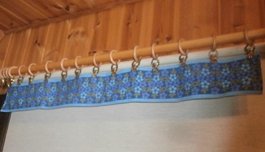 Kappaverho  9. Pieni sininen kukkakuvioinen verho