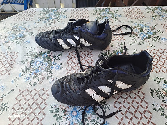 Adidas jalkapallokengät