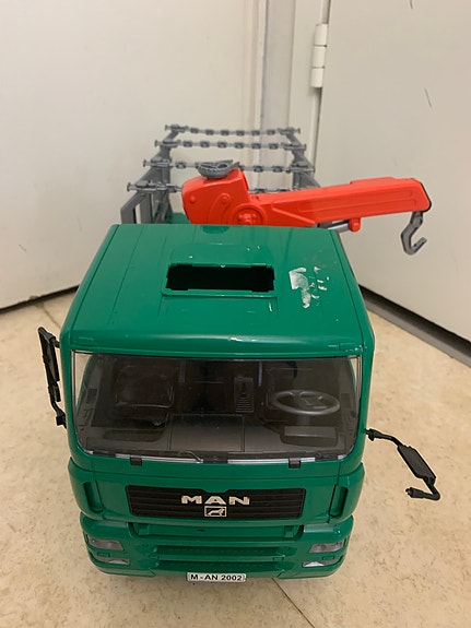 Bruder MAN puulelu-kuorma-auto nosturilla vihreä