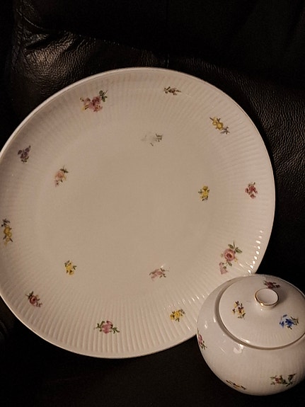 Tarjoiluun sokerikko ja pullalautanen