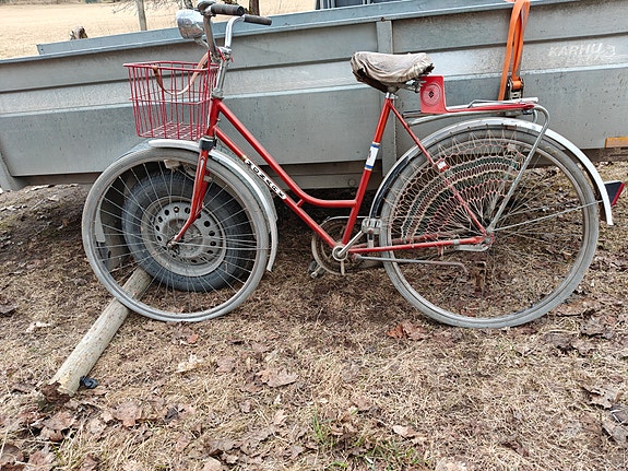 Vanha Monark merkkinen naisten pyörä.
