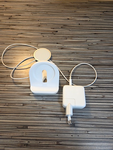 Magsafe laturi + teline + macbook virtalähde
