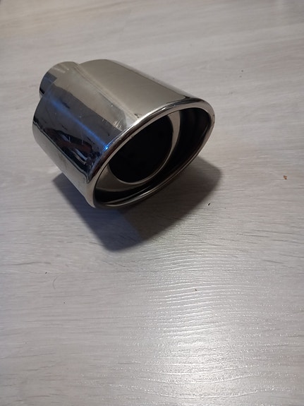 Auton pakoputken pää