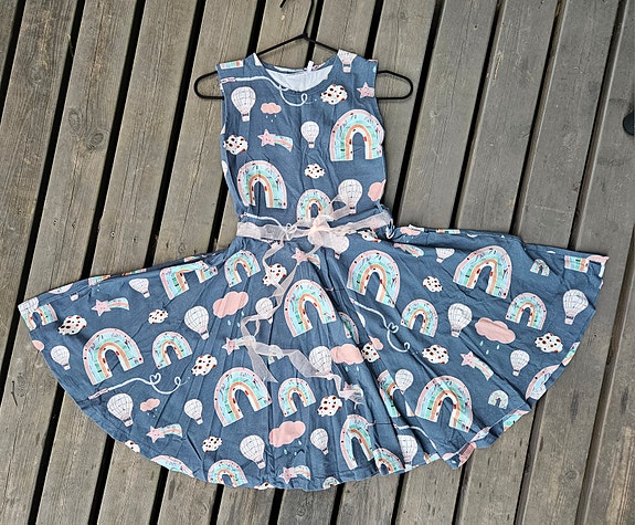 Verson puoti / Taimi Design kellohelmainen "fiftarimekko" 140/146