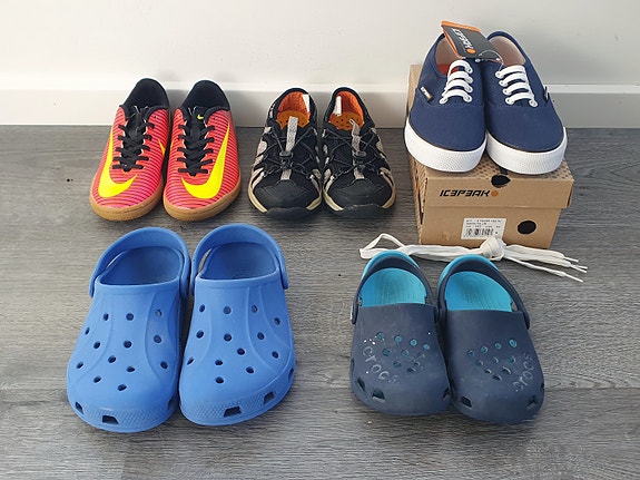 Jalkapallokengät, lenkkarit, crocsit (Nike, Icepeak, Crocs), koko 32