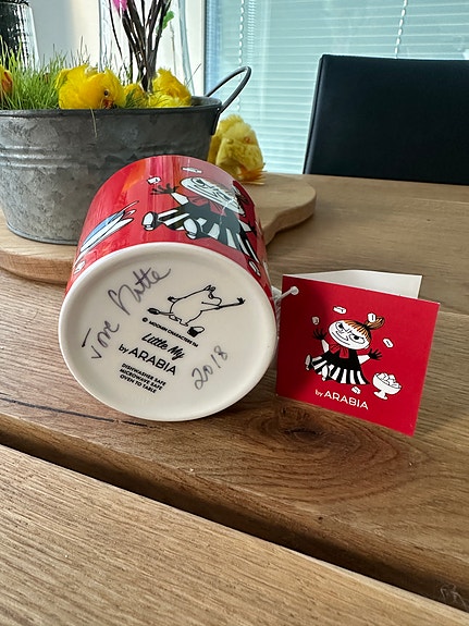 Muumimuki Pikku Myy Punainen Tove Slotten signeerauksella *TARRA*
