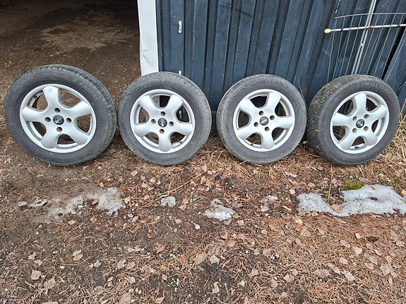 Nissan kesärenkaat ja vanteet.