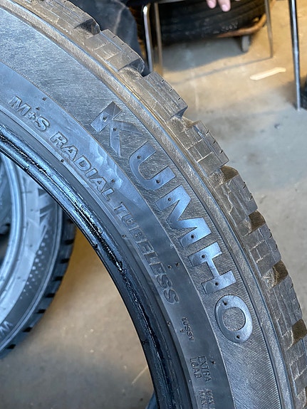 Kumho 275/40-20 Nastarenkaat