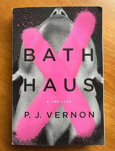P. J. Vernon Bath Haus -trilleri pokkari (englanninkielinen)