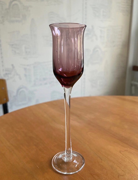Purppura jalallinen lasi