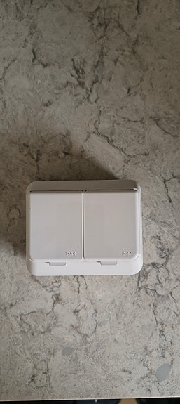 Schneider IP44 2-osainen pistorasia kosteisiin tiloihin