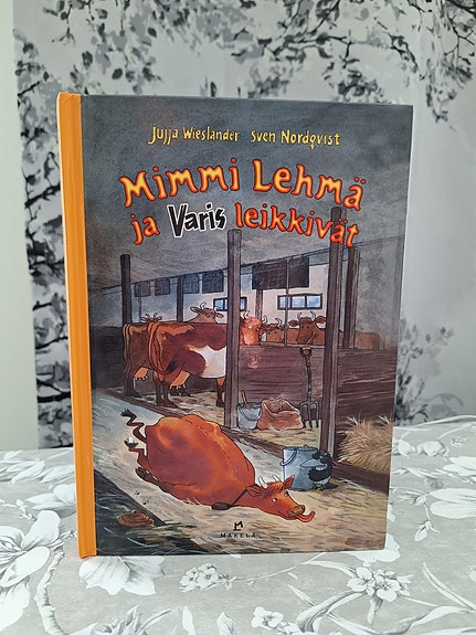 Mimmi Lehmä ja Varis leikkivät - sarjakuvakirja