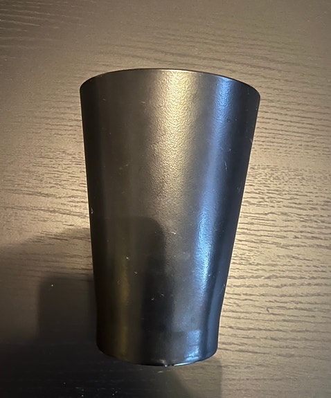 Musta keraaminen kukkaruukku