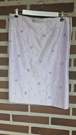 Polvipituinen violetti hame, silkkiä, kirjailtu