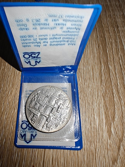 Turku 750 v. Juhlaraha (25 mk, 1979) – Hopeaa (500/1000) – Kotelossa