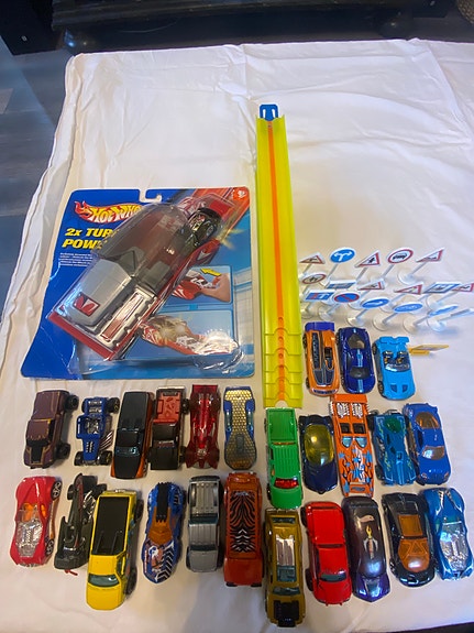 Hot wheels autot ratapalat lähetin ja liikenne merkit