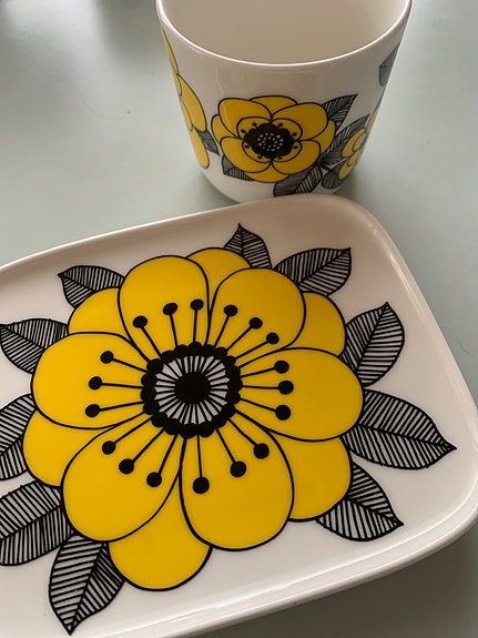 Marimekko Oiva  Kestit lautanen ja muki keltainen
