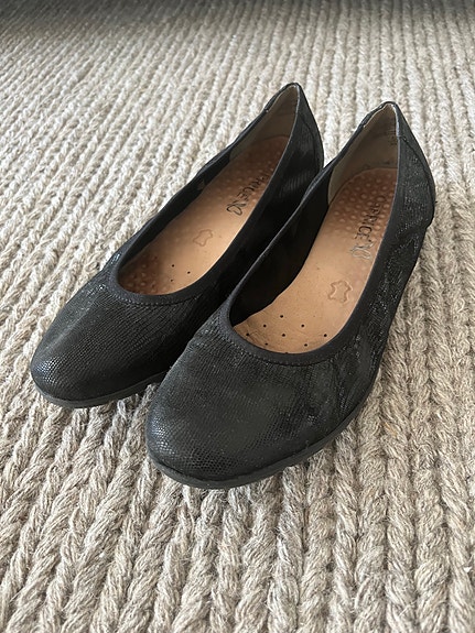 Mustat ballerinat 38