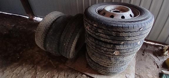 Jumperin kesärenkaita ja vararengas vanteilla ja 2 ylimääräistä