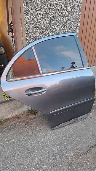 W211 oikea takaovi