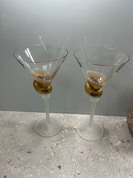 Näyttävät martini-lasit