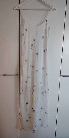 Valkoinen juhlamekko ja bolero