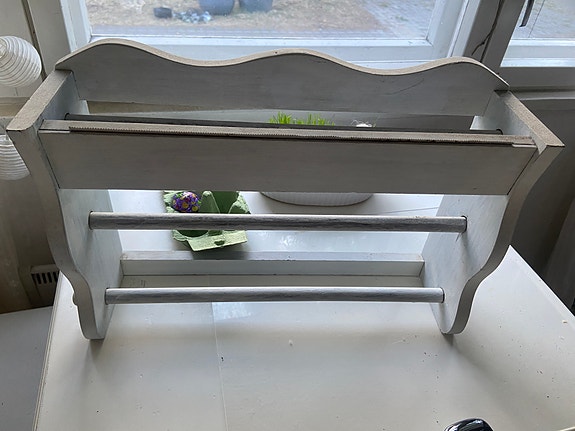 Vanha puinen valkoinen seinähylly / talouspaperiteline