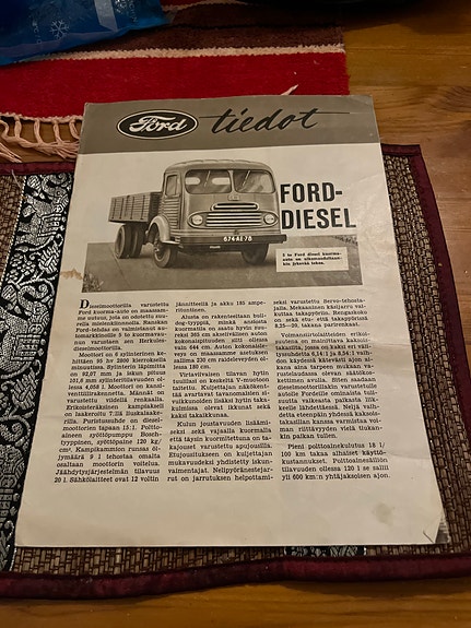 Ford esite Ford-Diesel kuorma-autot ja henkilöautot mustavalkoinen lehtinen
