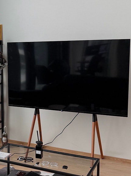 65” 4K Google TV + Mozi Art Series -jalusta – pakettina