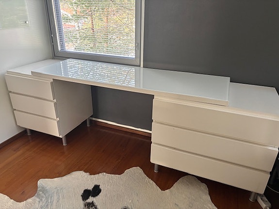 Valkoinen Muuramen työpöytä laatikostoilla, 2 kpl (520€/kpl)