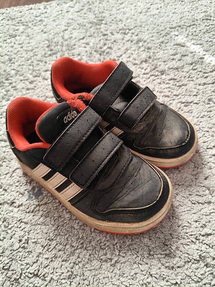 Adidas kengät 25