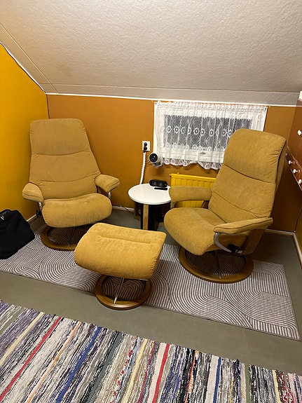 2 kpl Ekornes Stressless View (M) nojatuolit + rahi