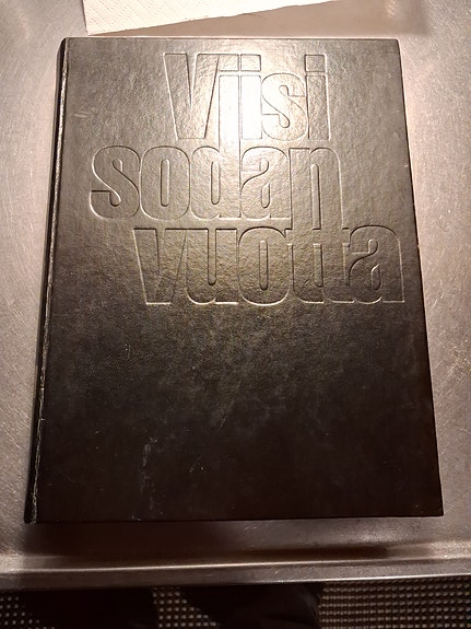 Viisi sodan vuotta kirja