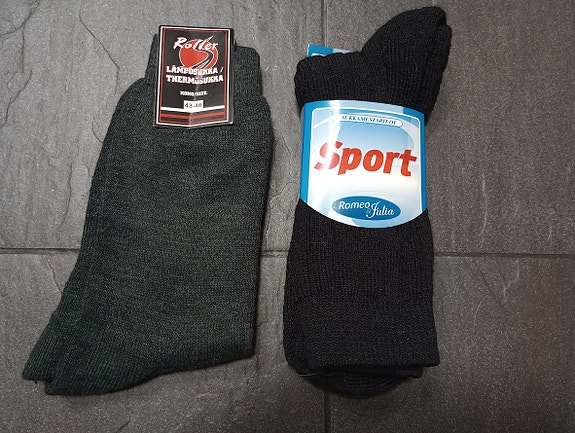Kahdet lämpimät sukat 43-45