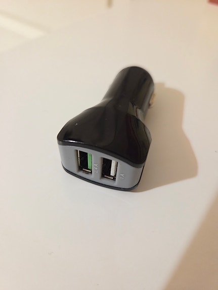uSB autolaturi puhelimelle